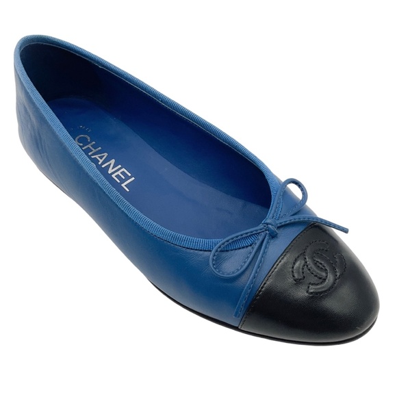CHANEL BLUE / BLACK CC LOGO BOW DETAIL LAMBSKIN LEATHER BALLET FLATS - Picture 1 of 11